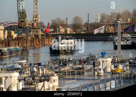 Niederländische Tanker Endeavour, auf dem Weg zum Hafen von Rotterdam, Tanker, Tanker für Flüssigkeiten, Chemikalien, Rohölprodukte, Liegen im Hafenkanal Stockfoto