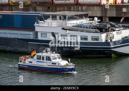 Hafenmeisterboot bei einer Fahrt durch den Hafen von Duisburg-Ruhrort, bei DeCeTe, Duisburg-Ruhrort, Duisburg Container Terminal, Frachter an der q Stockfoto