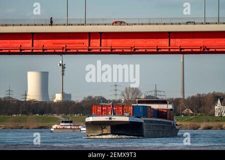Containerfrachtschiff auf dem Rhein bei Duisburg-Ruhrort, Friedrich-Ebert-Brücke über den Rhein, Kühlturm des KOHLEKRAFTWERKS UNIPER Stockfoto