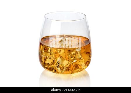 Glas Whiskey oder Whisky oder american Kentucky Bourbon mit Spiegelung im Flugzeug. Isoliert auf Weiß Stockfoto