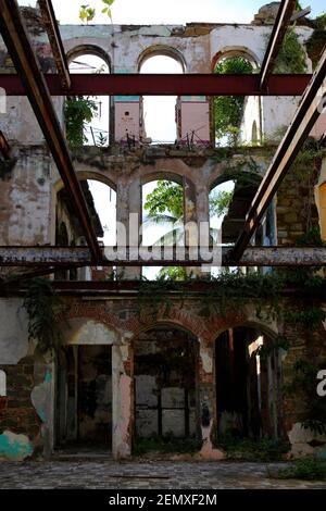 Zerstörte Gebäude in Gefahr des Einsturzes, die von Metallträgern, Casco Viejo, Panama City, Panama Stockfoto