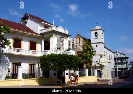 La Merced Kirche und Rathaus / Gemeindegebäude, Avenida Central, Casco Viejo, Panama City, Panama Stockfoto