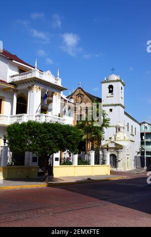 La Merced Kirche und Rathaus / Gemeindegebäude, Avenida Central, Casco Viejo, Panama City, Panama Stockfoto