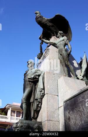 Statue von Simon Bolivar (links) und Andenkondor auf dem Bolivar-Denkmal, Plaza Bolivar, Casco Viejo, Panama City, Panama Stockfoto