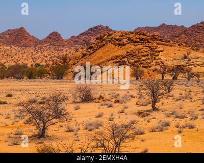 Massive Granitfelsen im namibischen Spitzkoppe Gebiet Stockfoto