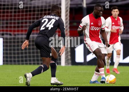 AMSTERDAM, NIEDERLANDE - FEBRUAR 25: Boubakary Soumare von Lille OSC, Brian Brobbey von Ajax während des UEFA Europa League Spiels zwischen Ajax und Lille Stockfoto