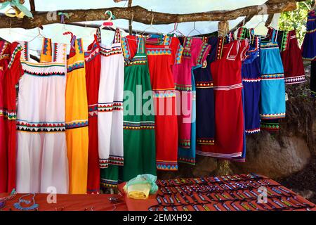 Traditionelle Kleider von Ngobe Bugle Frauen zum Verkauf in Wochenmarkt, Boquete, Chiriqui, Panama getragen Stockfoto