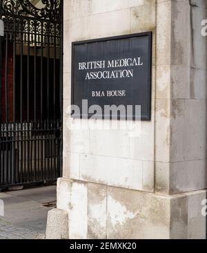 Schild an der Fassade von BMA (The British Medical Association House, Tavistock Square, London. Grade II gelistet, entworfen von Sir Edwin Lutyens im Jahr 1911 Stockfoto