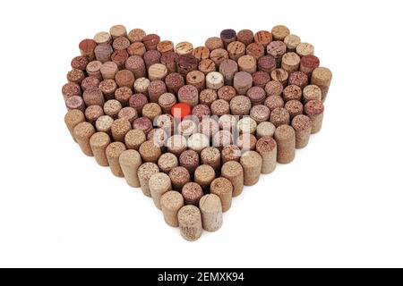 Alte gebrauchte Korken Stecker aus verschiedenen Arten von Wein arrangieren In Herzform Stockfoto