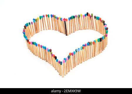 Eine Herzform aus mehrfarbigen Streichhölzer Stockfoto