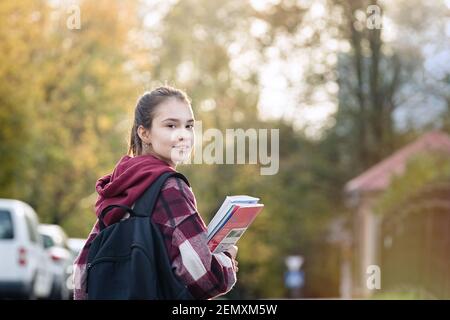 Portrait niedlichen Teenager-Mädchen gehen zur Schule mit Rucksack. Studenten und Bildung, junge Menschen in der Schule Stockfoto