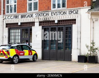 LCC (London County Council) Feuerwehrstation, Euston Road, London mit Feuerwehrauto auf dem Vorplatz Stockfoto