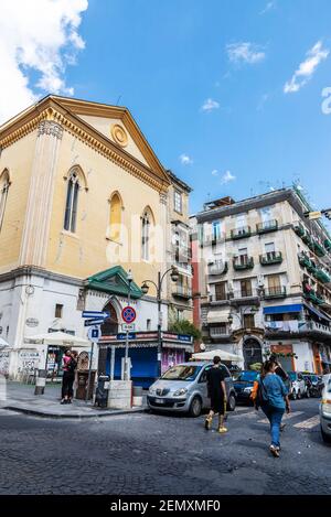 Neapel, Italien - 9. September 2019: Straße von alten Gebäuden mit Menschen in der Altstadt von Neapel, Italien Stockfoto
