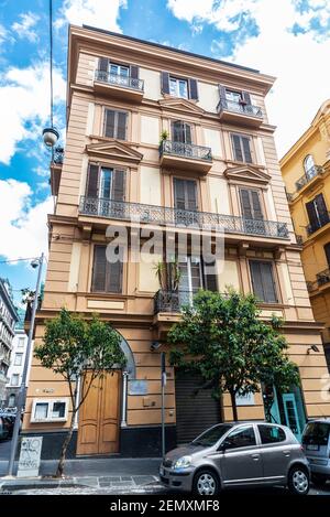 Neapel, Italien - 9. September 2019: Fassade eines alten klassischen Gebäudes im historischen Zentrum von Neapel, Italien Stockfoto