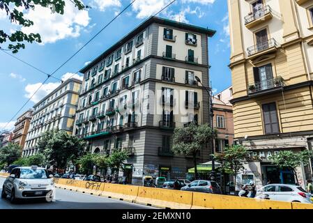 Neapel, Italien - 9. September 2019: Straße von klassischen Gebäuden mit einem Taxi in der Altstadt von Neapel, Italien Stockfoto