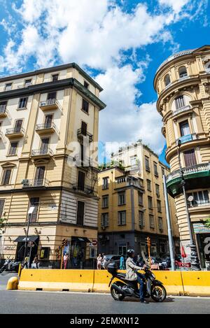 Neapel, Italien - 9. September 2019: Straße der klassischen Gebäude mit einem Mann auf einem Motorrad in der Altstadt von Neapel, Italien Stockfoto