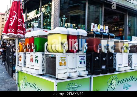 Neapel, Italien - 6. September 2019: Bar mit Fruchtsaftautomaten in einer Straße in der Altstadt von Neapel, Italien Stockfoto