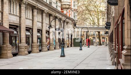 Sizilianische Avenue, Holborn, London; eine Fußgängerzone Einkaufspassage von Robert Worley im Jahr 1906-10 mit italienischem Marmor entworfen; verlassen wegen Pandemie Stockfoto