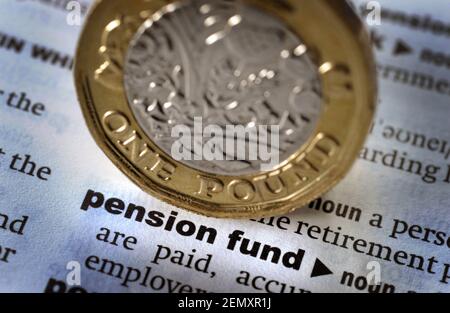 WÖRTERBUCH DEFINITION DES WORTES PENSIONSFONDS MIT EINER PFUND-MÜNZE RE RENTEN ALTERSVORSORGE RENTNER ETC GROSSBRITANNIEN Stockfoto