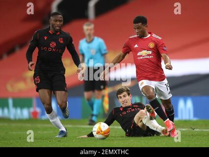 Aihen Munoz von Real Sociedad (links) fordert Amad Diallo von Manchester United während des Spiels der UEFA Europa League in Old Trafford, Manchester, heraus. Bilddatum: Donnerstag, 25. Februar 2021. Stockfoto