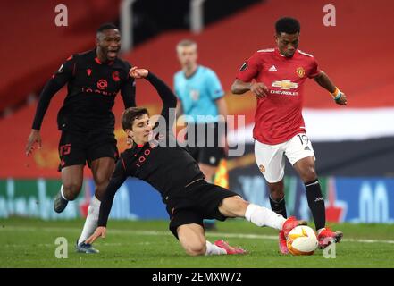 Aihen Munoz von Real Sociedad (links) fordert Amad Diallo von Manchester United während des Spiels der UEFA Europa League in Old Trafford, Manchester, heraus. Bilddatum: Donnerstag, 25. Februar 2021. Stockfoto