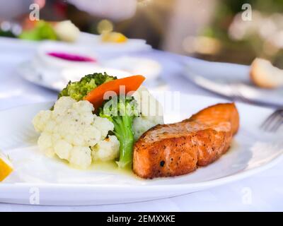 Nahaufnahme Dampf Lachs und Gemüse, Paleo, Keto, fodmap, DASH Diät. Stockfoto