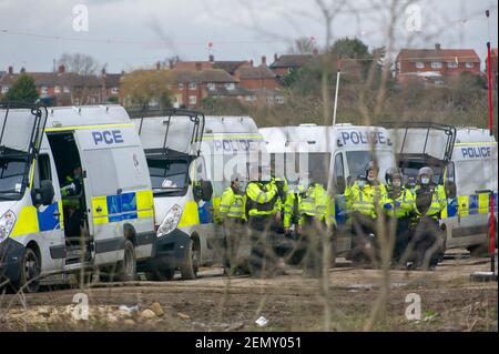 Steeple Claydon, Buckinghamshire, Großbritannien. 24th. Februar 2021. Heute wurden Anti-HS2-Aktivisten, die in Poors Piece Wood lebten, in einer großen Polizeioperation im Thames Valley aus Baumhäusern vertrieben. Die Räumung begann gestern, als die für HS2 arbeitenden Gerichtsvollzieher des National Eviction Teams angeblich eine Reihe von Aktivisten angegriffen haben und einer von ihnen bleibt im Krankenhaus. Die Anti-HS2-Aktivisten lebten im Wald von Poors Piece mit Erlaubnis des Grundbesitzers Clive Higgins, der sehr unglücklich über die Art und Weise ist, wie HS2 mit der Räumung umgegangen sind. Die Kontroverse Stockfoto