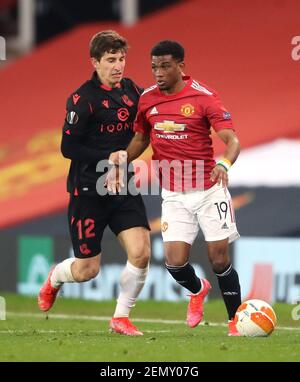 Aihen Munoz von Real Sociedad (links) und Amad Diallo von Manchester United kämpfen während des Spiels der UEFA Europa League in Old Trafford, Manchester, um den Ball. Bilddatum: Donnerstag, 25. Februar 2021. Stockfoto