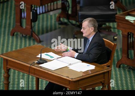 Austin, Texas, USA 25. Februar 2021: Bill Magness, Präsident und CEO des Electric Reliability Council of Texas (ERCOT), bezeugt vor dem Texas Senate Business and Commerce Committee die Rolle seiner Agentur bei der Katastrophe in der vergangenen Woche, bei der ein Großteil von Texas während eines einwöchigen Wintersturms ohne Strom war. Kredit: Bob Daemmrich/Alamy Live Nachrichten Stockfoto