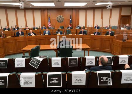 Austin, Texas, USA 25. Februar 2021: Führungskräfte der texanischen Energiebranche geben vor dem House State Affairs and Energy Resources Committee ihre Rolle bei der Katastrophe der letzten Woche, die einen Großteil von Texas während eines einwöchigen Wintersturms ohne Strom gelassen hat, zu bezeugen. Mindestens drei Dutzend Texaner starben bei dem historischen Schneefall und dem mehrtägigen Frost ohne Strom. Kredit: Bob Daemmrich/Alamy Live Nachrichten Stockfoto