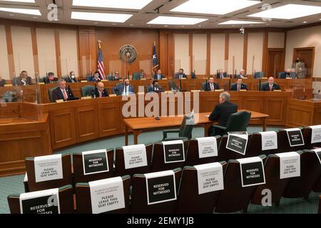 Austin, Texas, USA 25. Februar 2021: Führungskräfte der texanischen Energiebranche geben vor dem House State Affairs and Energy Resources Committee ihre Rolle bei der Katastrophe der letzten Woche, die einen Großteil von Texas während eines einwöchigen Wintersturms ohne Strom gelassen hat, zu bezeugen. Mindestens drei Dutzend Texaner starben bei dem historischen Schneefall und dem mehrtägigen Frost ohne Strom. Kredit: Bob Daemmrich/Alamy Live Nachrichten Stockfoto