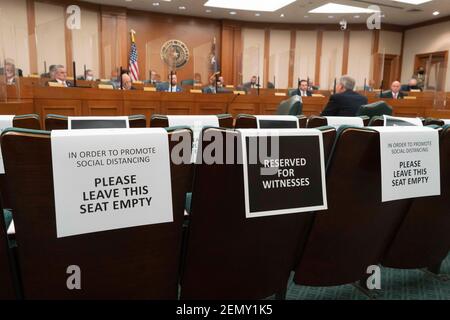 Austin, Texas, USA 25. Februar 2021: Führungskräfte der texanischen Energiebranche geben vor dem House State Affairs and Energy Resources Committee ihre Rolle bei der Katastrophe der letzten Woche, die einen Großteil von Texas während eines einwöchigen Wintersturms ohne Strom gelassen hat, zu bezeugen. Mindestens drei Dutzend Texaner starben bei dem historischen Schneefall und dem mehrtägigen Frost ohne Strom. Kredit: Bob Daemmrich/Alamy Live Nachrichten Stockfoto