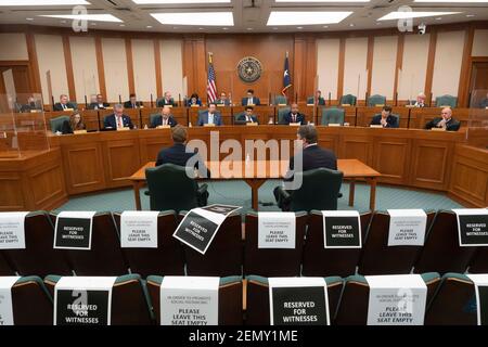 Austin, Texas, USA 25. Februar 2021: Führungskräfte der texanischen Energiebranche geben vor dem House State Affairs and Energy Resources Committee ihre Rolle bei der Katastrophe der letzten Woche, die einen Großteil von Texas während eines einwöchigen Wintersturms ohne Strom gelassen hat, zu bezeugen. Mindestens drei Dutzend Texaner starben bei dem historischen Schneefall und dem mehrtägigen Frost ohne Strom. Kredit: Bob Daemmrich/Alamy Live Nachrichten Stockfoto