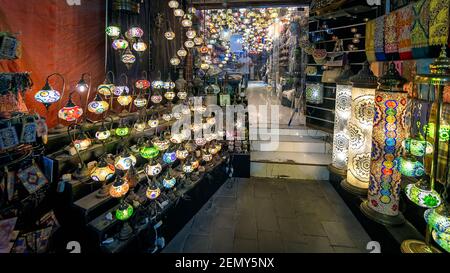 Vielfalt an bunten arabischen Gewürzen und Kräutern auf dem arabischen Straßenmarktstand. Dubai Grand Spice Souk, Vereinigte Arabische Emirate. 25-Dezember-2020. Stockfoto