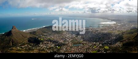 Blick auf Kapstadt und Robben Island in der Ferne Vom Tafelberg Stockfoto