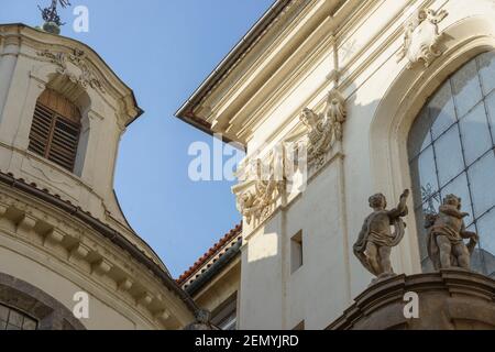 Nahaufnahme des oberen Teils der inneren Ecke der Kirche St. Clement und der italienischen Kapelle von der Karlova Straße in Prag, Tschechisch. Stockfoto