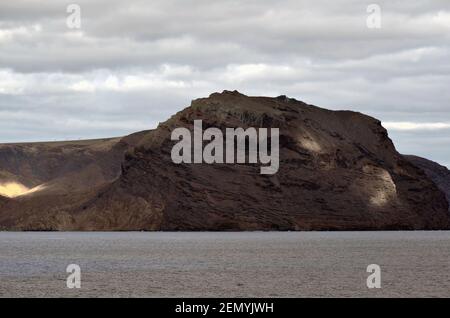 Sonnenbeschienene Flecken unter dichtem Wolkenhimmel auf St. Helena Island Stockfoto