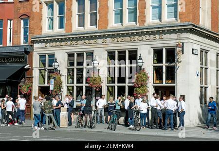 Menschen, die außerhalb von Fullers Ale & Pie House, West Smithfield, City of London trinken Stockfoto