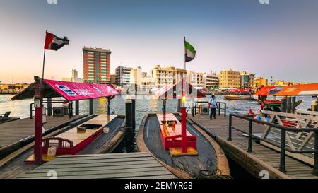 Dubai, VAE, 3. Januar 2021: Blick auf den Dubai Creek. Boote und Abra Fähren auf der Bay of Creek in Dubai. Berühmtes Touristenziel in den VAE Stockfoto