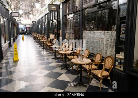 Eine leere High Street Arkade während der Coronavirus Sperrzeit in Cardiff, Wales, Vereinigtes Königreich. Stockfoto