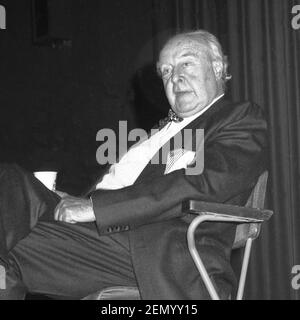 John Houseman (geb. Jacques Haussmann; 22. September 1902 – 31. Oktober 1988) war ein in Rumänien geborener britisch-amerikanischer Schauspieler und Produzent von Theater, Film und Fernsehen. Er ist vielleicht am besten bekannt für seine Rolle als Professor Charles W. Kingsfield im Film The Paper Chase (1973), Image taken in Wilkes Barre Pennsylvania, USA in 1979 Stockfoto