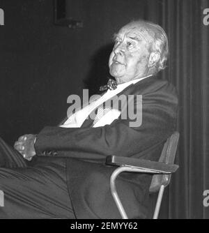 John Houseman (geb. Jacques Haussmann; 22. September 1902 – 31. Oktober 1988) war ein in Rumänien geborener britisch-amerikanischer Schauspieler und Produzent von Theater, Film und Fernsehen. Er ist vielleicht am besten bekannt für seine Rolle als Professor Charles W. Kingsfield im Film The Paper Chase (1973), Image taken in Wilkes Barre Pennsylvania, USA in 1979 Stockfoto