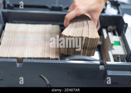 Bank Mitarbeiter Sortieren und Zählen Geld innerhalb Banktresor. Große Mengen an Geld in der Bank. Stockfoto