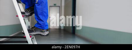 Mann Kletternde Trittleiter In Sicherheitsschuhen Stockfoto