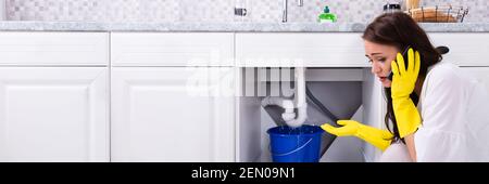 Wassertropfleitung Im Küchenwaschbecken. Klumber Wird Angerufen Stockfoto