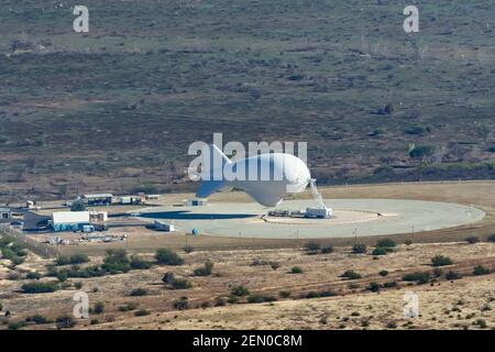 Helium-gefüllte Tethered Ballon auf Fort Huachuca Aerostat Radar Site zu fangen Luftschmugglers in Huachuca Mountains, Coronado National Forest, Arizo Stockfoto