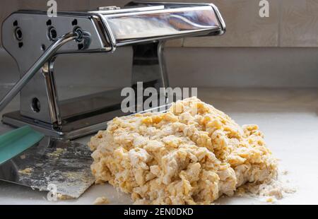 Zubereitung hausgemachter Pasta-Teig auf weißem Marmor Hintergrund. Stockfoto