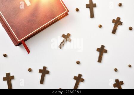 Hintergrund mit Holzkreuzen, runden Perlen und bibel auf Holztisch. Horizontale Zusammensetzung. Draufsicht Stockfoto