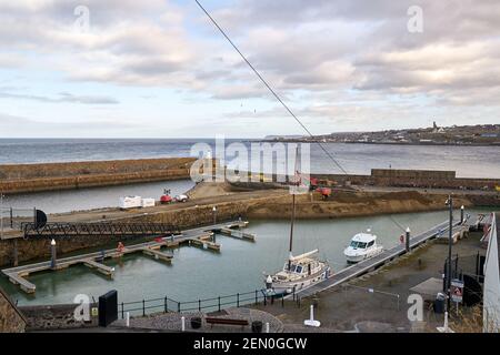 Banff Harbour, Aberdeenshire, Großbritannien. Februar 2021, 25th. VEREINIGTES KÖNIGREICH. Dies ist die aktuelle Szene in Banff, da Reparaturen bis zum teilweisen Einsturz im Jahr 2017 beginnen. Lochshell Engineering von Wick wurde £1,3m mit der Reparatur beauftragt. Um die Piers etc. Zu reparieren, müssen sie eine temporäre V-förmige Wassersperre bauen, die den Zugang in den Hafen oder aus dem Hafen nicht erlaubt, bis sie am 18. August 2021 hoffentlich fertig ist. Quelle: JASPERIMAGE/Alamy Live News Stockfoto