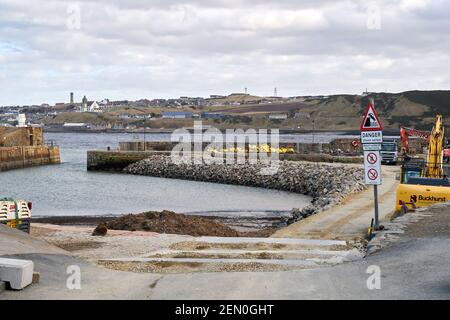 Banff Harbour, Aberdeenshire, Großbritannien. Februar 2021, 25th. VEREINIGTES KÖNIGREICH. Dies ist die aktuelle Szene in Banff, da Reparaturen bis zum teilweisen Einsturz im Jahr 2017 beginnen. Lochshell Engineering von Wick wurde £1,3m mit der Reparatur beauftragt. Um die Piers etc. Zu reparieren, müssen sie eine temporäre V-förmige Wassersperre bauen, die den Zugang in den Hafen oder aus dem Hafen nicht erlaubt, bis sie am 18. August 2021 hoffentlich fertig ist. Quelle: JASPERIMAGE/Alamy Live News Stockfoto